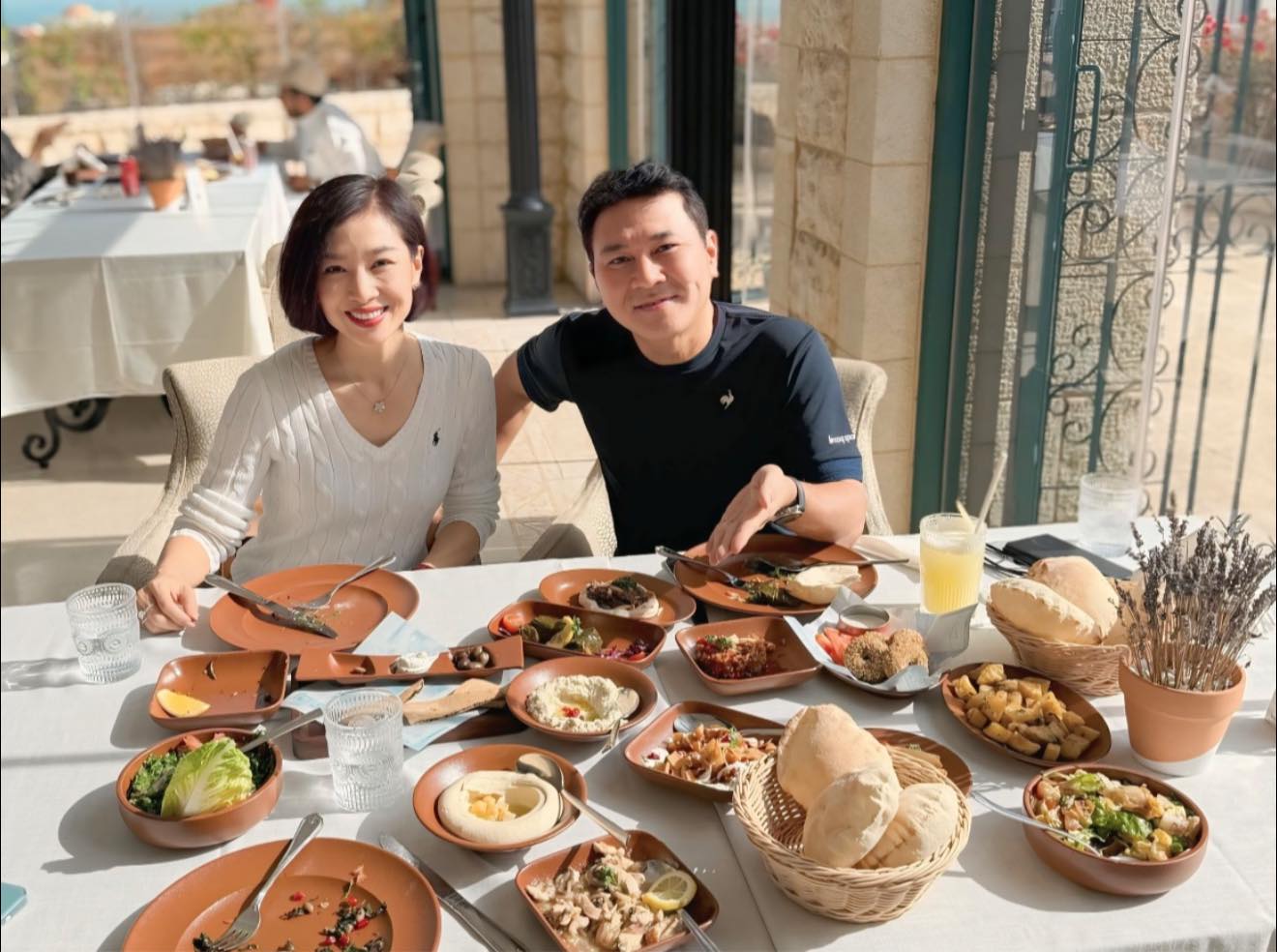 Nhan sắc hoa kh&ocirc;i cưới đại gia "ngh&egrave;o nhất trong số những người theo đuổi", giờ ở biệt thự 200 tỷ- Ảnh 3.