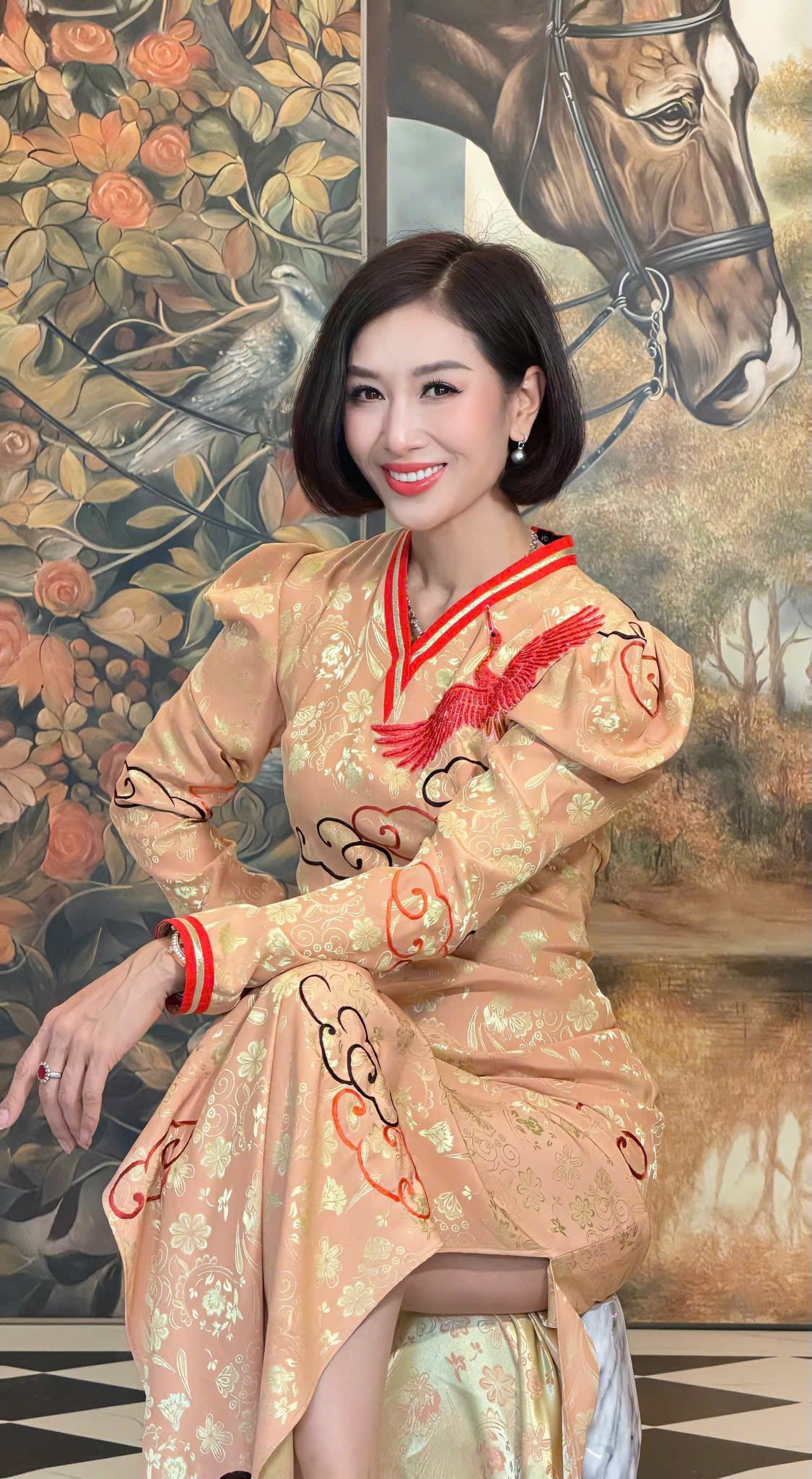 Nhan sắc hoa kh&ocirc;i cưới đại gia "ngh&egrave;o nhất trong số những người theo đuổi", giờ ở biệt thự 200 tỷ- Ảnh 2.