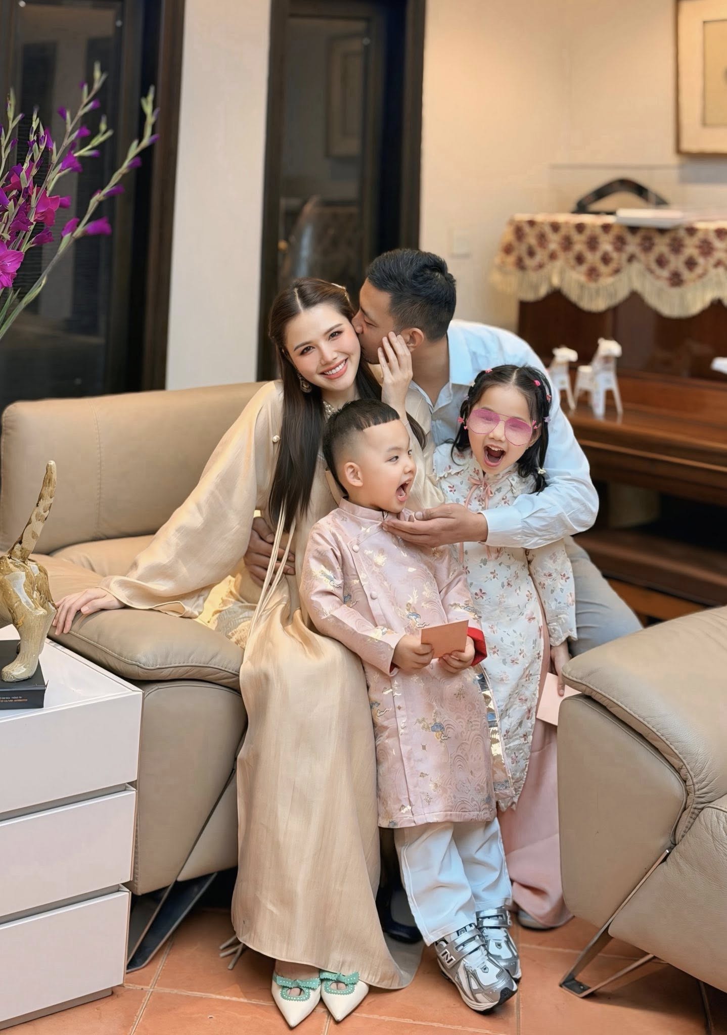 Mỹ nh&acirc;n VTV r&uacute;t lui khỏi showbiz sau lấy chồng TGĐ tập đo&agrave;n ngh&igrave;n tỷ, U40 m&agrave; đẹp cỡ n&agrave;y- Ảnh 6.