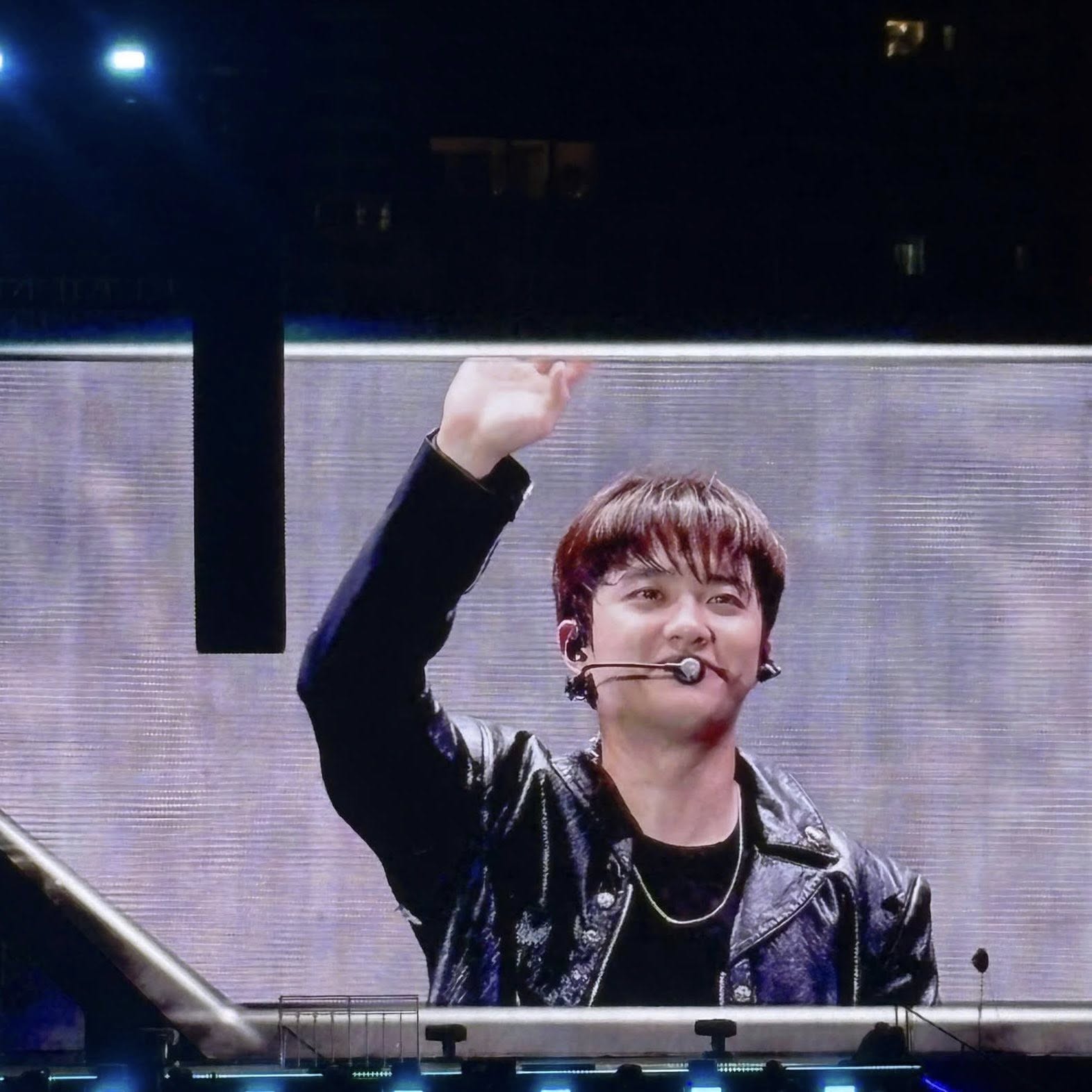 EXO c&ugrave;ng chục ngh&igrave;n người h&aacute;t See T&igrave;nh, 1 nam thần t&aacute;i hiện khoảnh khắc 10 năm thần th&aacute;nb ở Việt Nam khiến d&acirc;n t&igrave;nh &ldquo;luỵ&rdquo;- Ảnh 7.