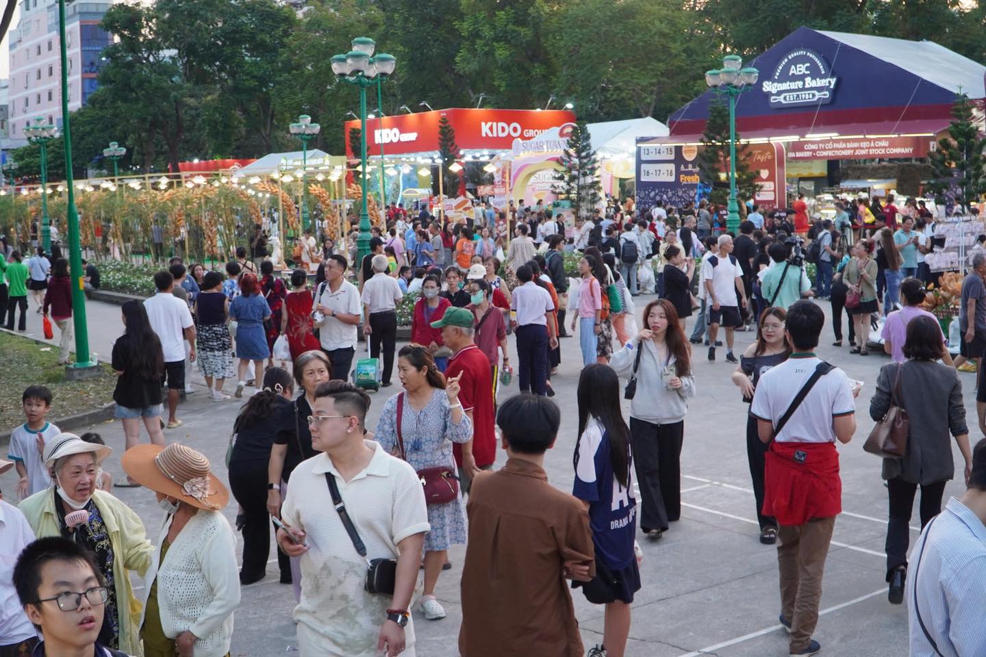 C&oacute; thể gặp cả th&agrave;nh phố ở Lễ hội B&aacute;nh m&igrave; Việt Nam h&ocirc;m nay, kh&aacute;ch ng&oacute; lơ mọi gian h&agrave;ng chỉ để chen ch&acirc;n mua một ổ Huynh Hoa  - Ảnh 11.