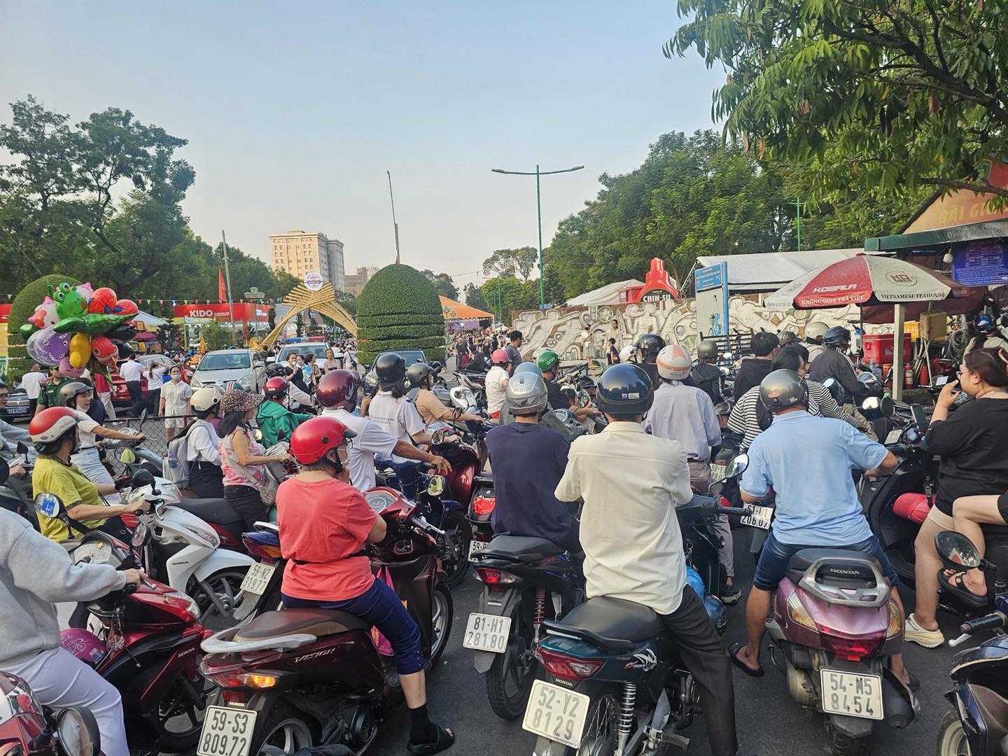 C&oacute; thể gặp cả th&agrave;nh phố ở Lễ hội B&aacute;nh m&igrave; Việt Nam h&ocirc;m nay, kh&aacute;ch ng&oacute; lơ mọi gian h&agrave;ng chỉ để chen ch&acirc;n mua một ổ Huynh Hoa  - Ảnh 12.