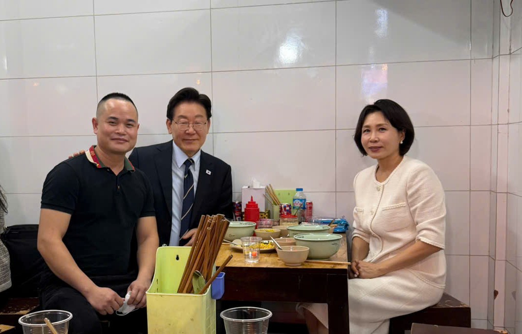 Clip Tổng thống H&agrave;n Quốc mua miếng d&aacute;n tủ lạnh trong cửa h&agrave;ng lưu niệm tr&ecirc;n phố H&agrave; Nội- Ảnh 2.