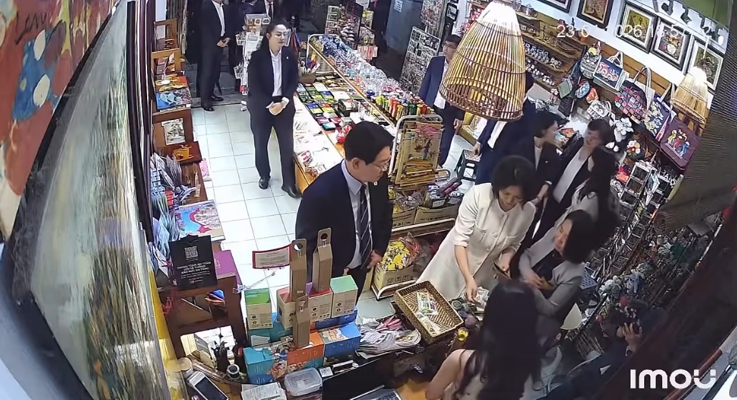 Clip Tổng thống H&agrave;n Quốc mua miếng d&aacute;n tủ lạnh trong cửa h&agrave;ng lưu niệm tr&ecirc;n phố H&agrave; Nội- Ảnh 1.