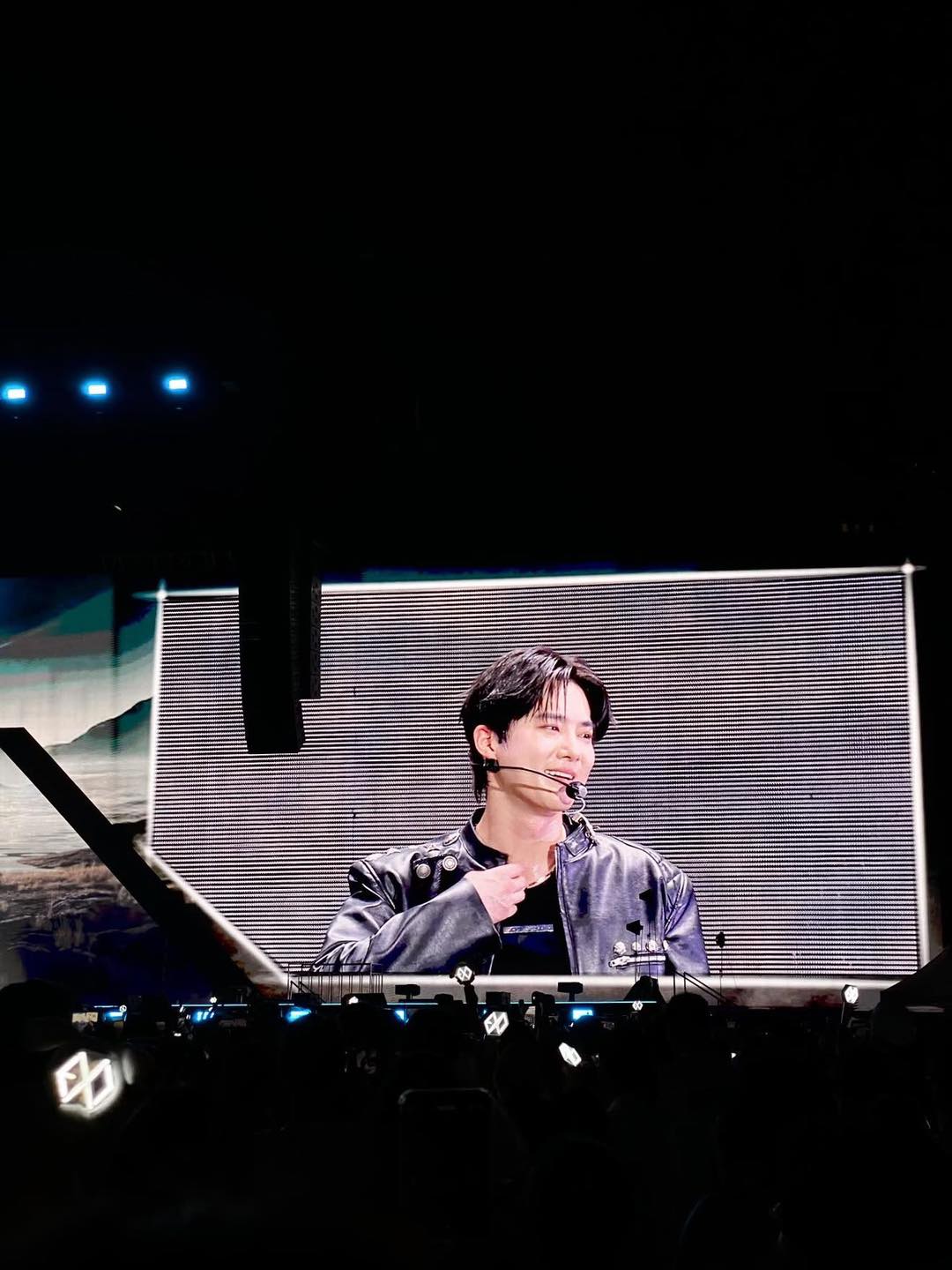 EXO c&ugrave;ng chục ngh&igrave;n người h&aacute;t See T&igrave;nh, 1 nam thần t&aacute;i hiện khoảnh khắc 10 năm thần th&aacute;nb ở Việt Nam khiến d&acirc;n t&igrave;nh &ldquo;luỵ&rdquo;- Ảnh 6.