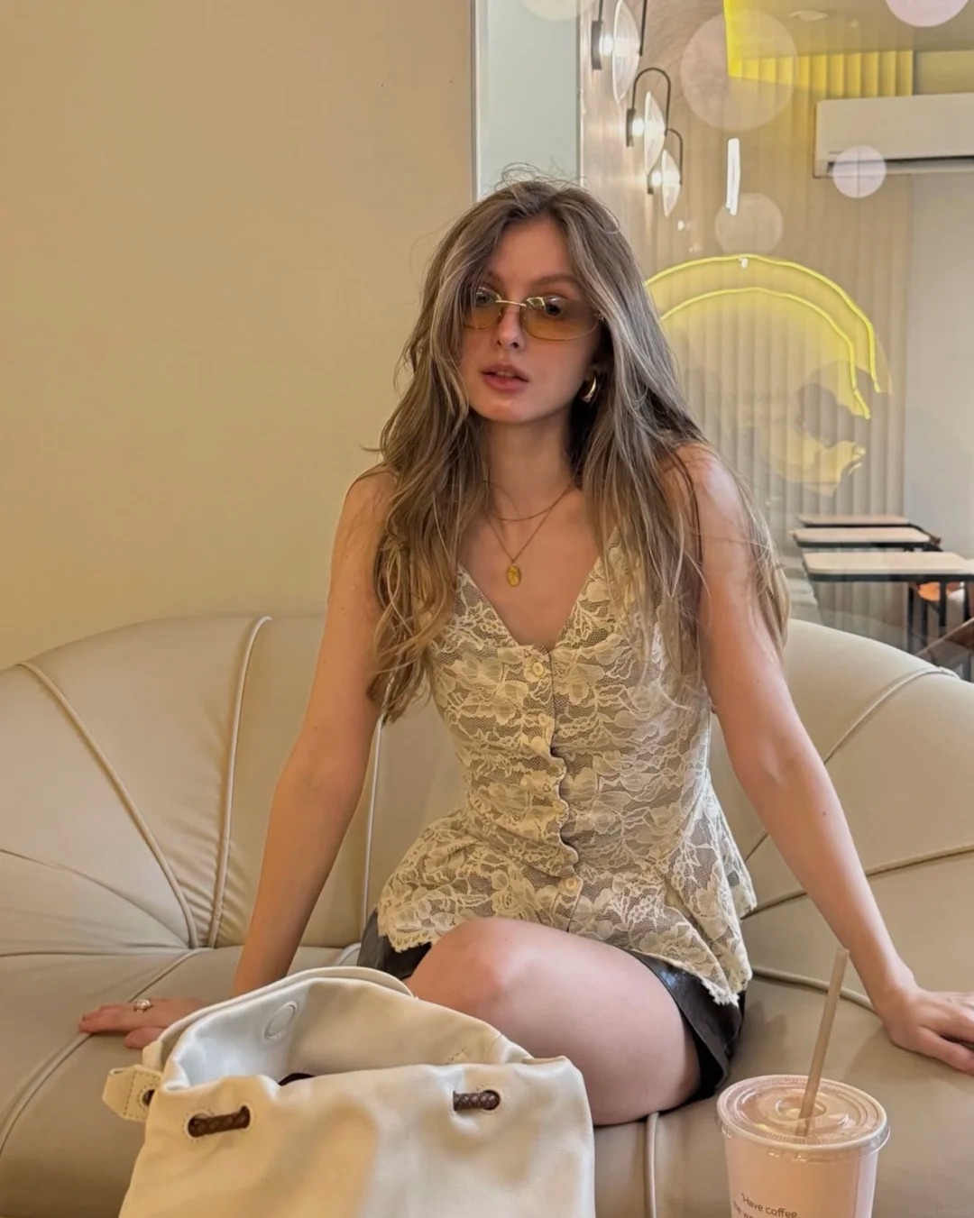 C&agrave;ng tối giản c&agrave;ng sang: C&ocirc; n&agrave;ng n&agrave;y đang mặc theo chuẩn tinh thần &ldquo;old money&rdquo;- Ảnh 10.