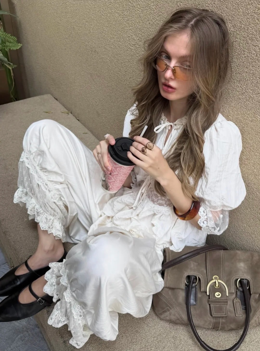 C&agrave;ng tối giản c&agrave;ng sang: C&ocirc; n&agrave;ng n&agrave;y đang mặc theo chuẩn tinh thần &ldquo;old money&rdquo;- Ảnh 2.