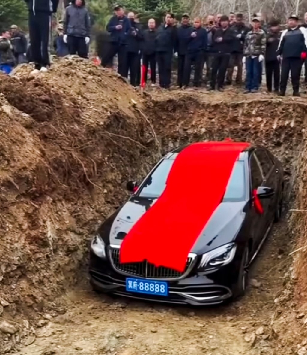 Ch&ocirc;n xe sang tiền tỷ theo người đ&atilde; khuất, gia đ&igrave;nh Trung Quốc g&acirc;y phẫn nộ, bị xử l&yacute; v&agrave; buộc xin lỗi c&ocirc;ng khai- Ảnh 1.