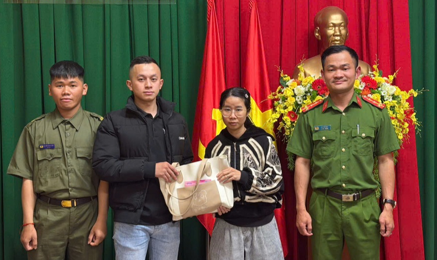 Xuất hiện 170 tờ tiền mệnh gi&aacute; 500 ngh&igrave;n đồng tr&ecirc;n đường - Ảnh 1.