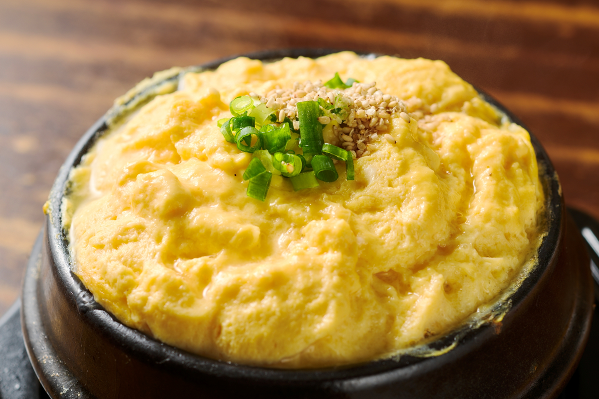 Ăn trứng hấp h&acirc;m lại, cả gia đ&igrave;nh nhập viện, b&aacute;c sĩ cảnh b&aacute;o th&oacute;i quen "đ&aacute;ng sợ" - Ảnh 1.