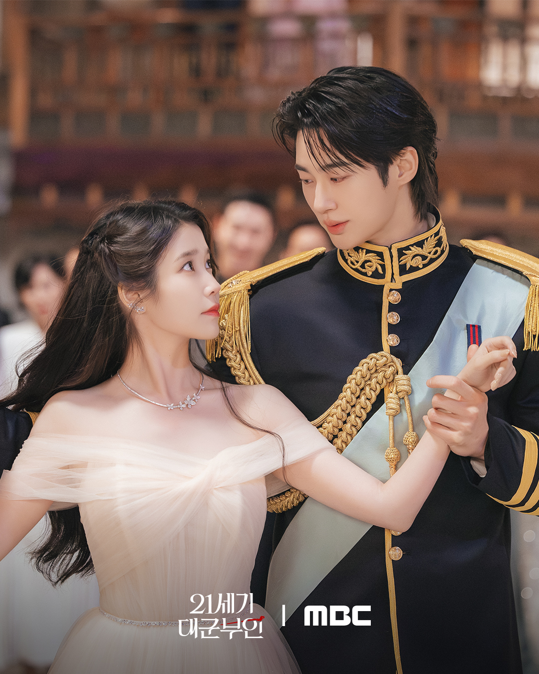 Perfect Crown tập 6: M&agrave;n cầu h&ocirc;n cổ t&iacute;ch khiến MXH rung chuyển, IU v&agrave; Byeon Woo Seok đẻ con lu&ocirc;n được rồi- Ảnh 3.