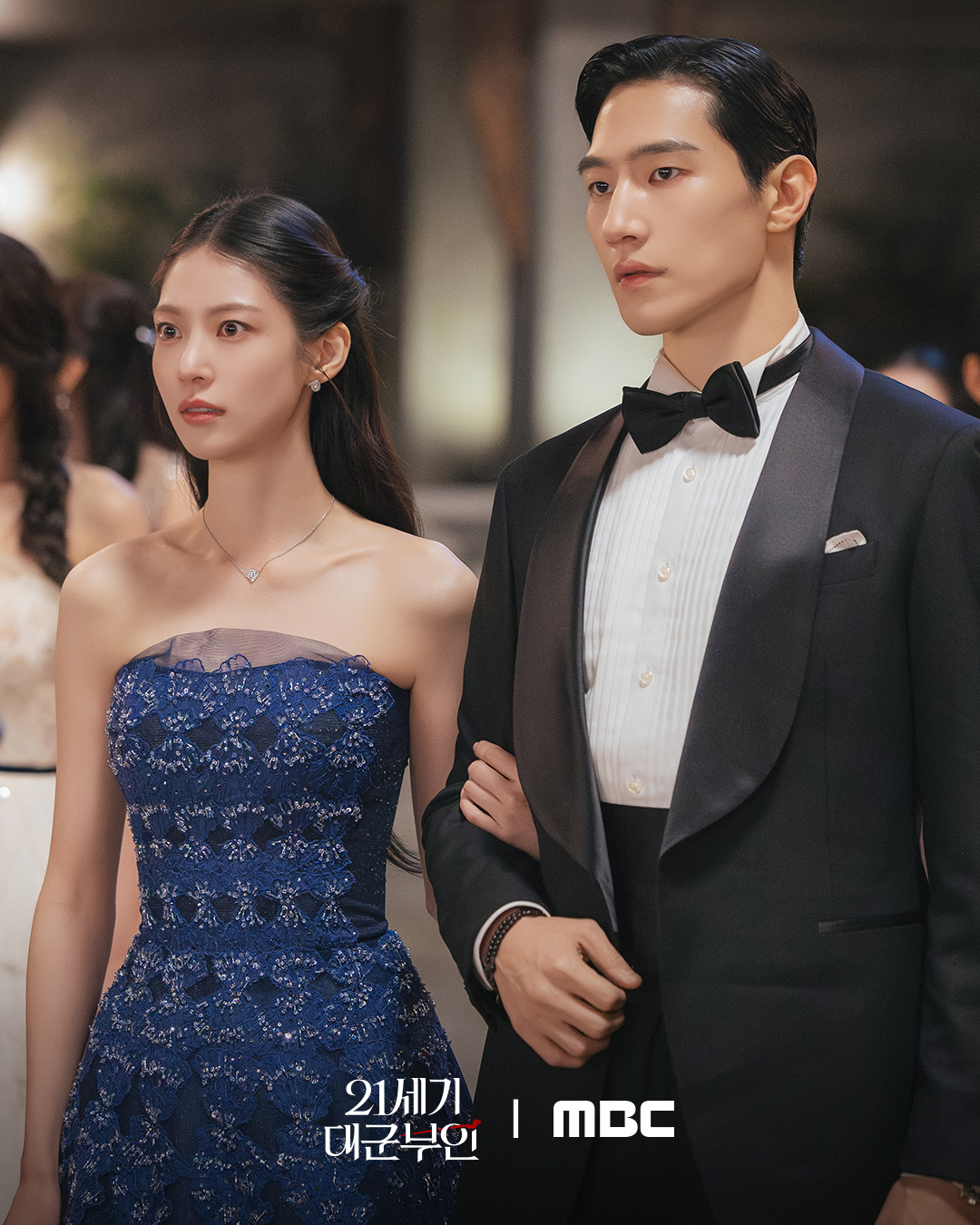 Perfect Crown tập 6: M&agrave;n cầu h&ocirc;n cổ t&iacute;ch khiến MXH rung chuyển, IU v&agrave; Byeon Woo Seok đẻ con lu&ocirc;n được rồi- Ảnh 8.