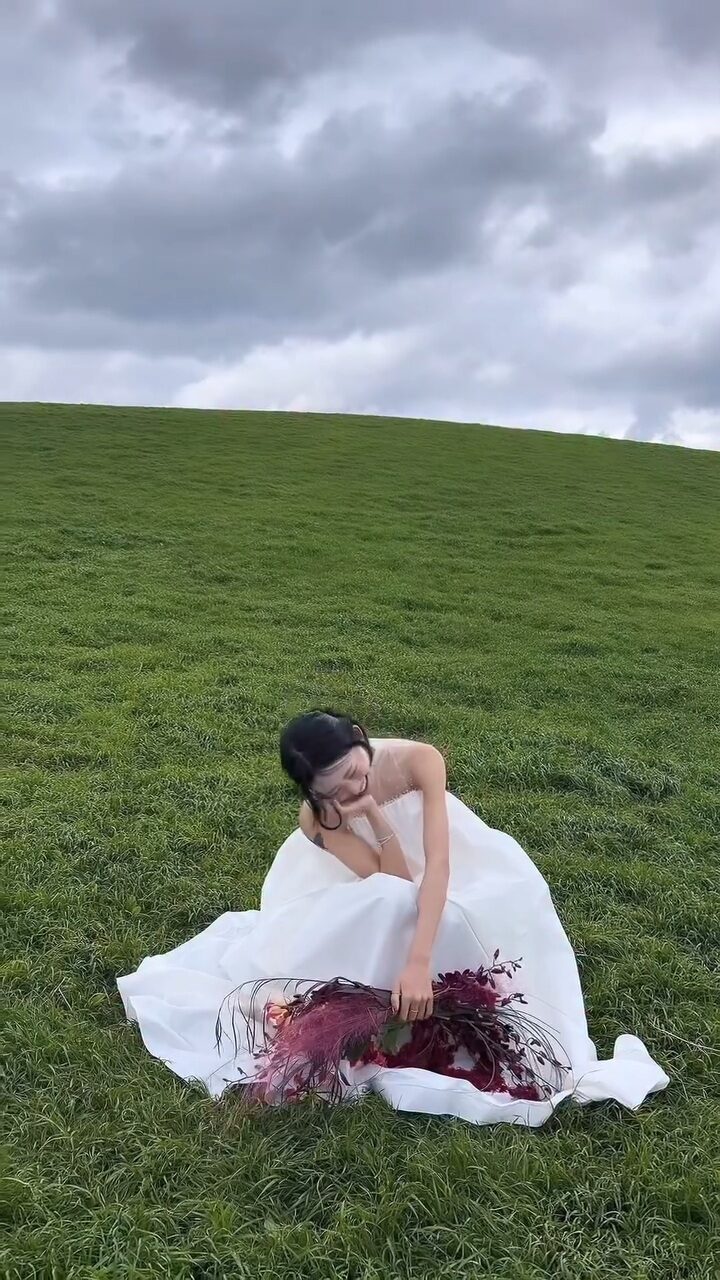 Cặp đ&ocirc;i g&acirc;y nhức nhối nhất showbiz tung ảnh cưới kh&ocirc;ng giống ai, c&ocirc; d&acirc;u khoe lưng trần chiếm spotlight- Ảnh 1.