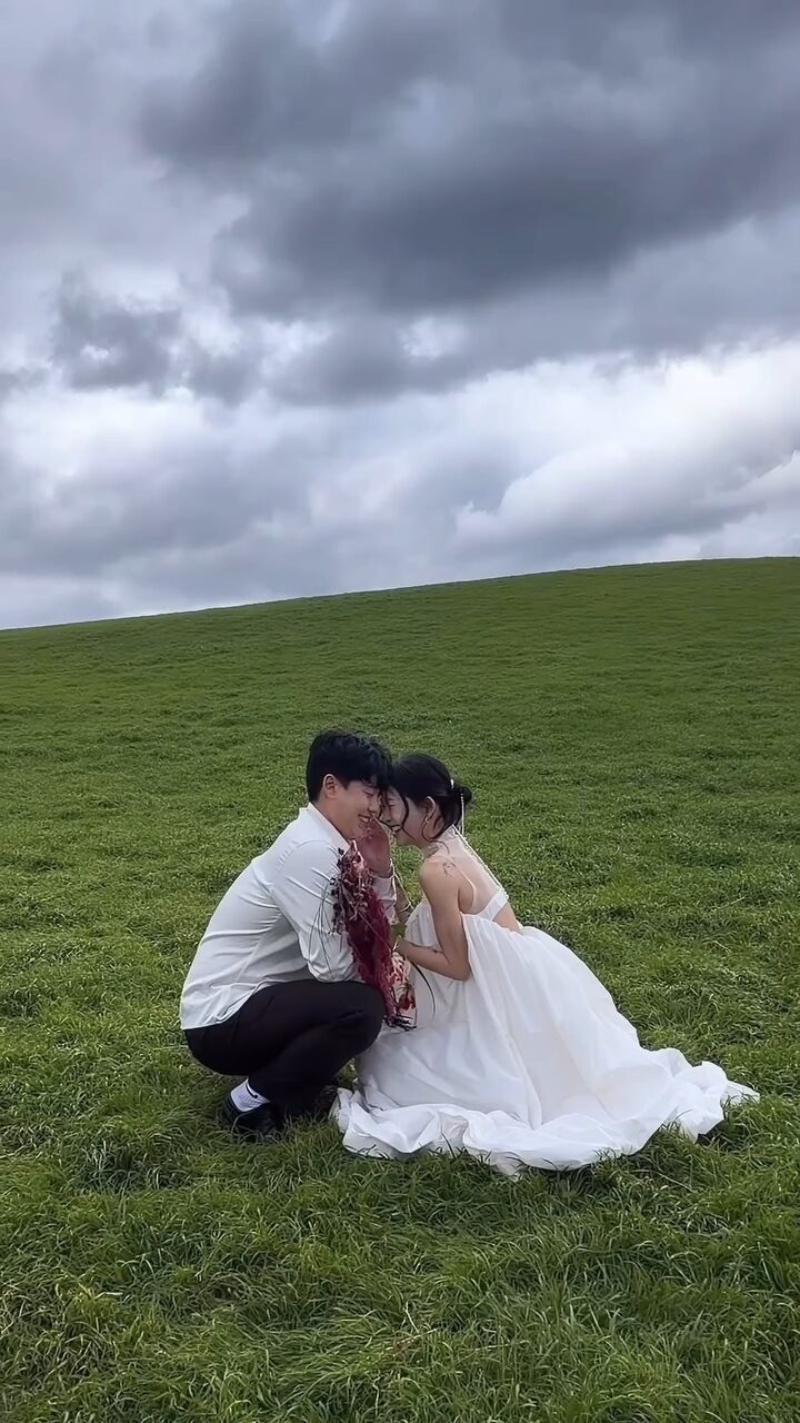 Cặp đ&ocirc;i g&acirc;y nhức nhối nhất showbiz tung ảnh cưới kh&ocirc;ng giống ai, c&ocirc; d&acirc;u khoe lưng trần chiếm spotlight- Ảnh 2.