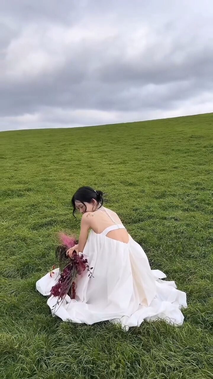 Cặp đ&ocirc;i g&acirc;y nhức nhối nhất showbiz tung ảnh cưới kh&ocirc;ng giống ai, c&ocirc; d&acirc;u khoe lưng trần chiếm spotlight- Ảnh 3.