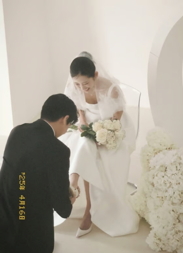 Cặp đ&ocirc;i g&acirc;y nhức nhối nhất showbiz tung ảnh cưới kh&ocirc;ng giống ai, c&ocirc; d&acirc;u khoe lưng trần chiếm spotlight- Ảnh 6.