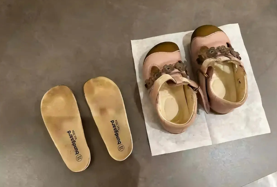 Mẹ đăng b&agrave;i "cầu cứu" v&igrave; con g&aacute;i 10 tuổi bị h&ocirc;i ch&acirc;n nặng, cư d&acirc;n mạng gợi &yacute; 1 c&acirc;u khiến chị sững sờ!- Ảnh 2.