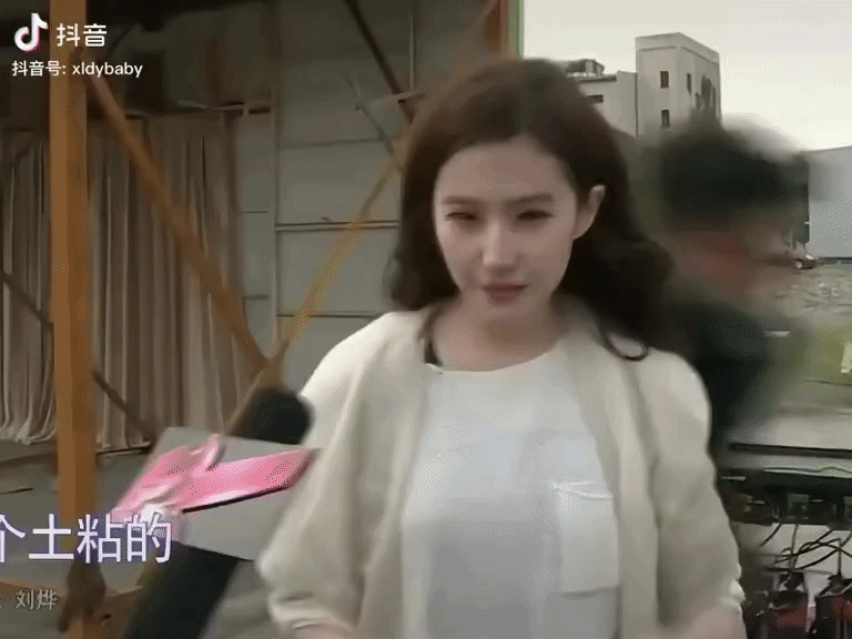 Mấy ai d&aacute;m như Lưu Diệc Phi: Soi gương bằng cam ph&oacute;ng vi&ecirc;n m&agrave; vẫn kh&ocirc;ng chết g&oacute;c n&agrave;o- Ảnh 1.