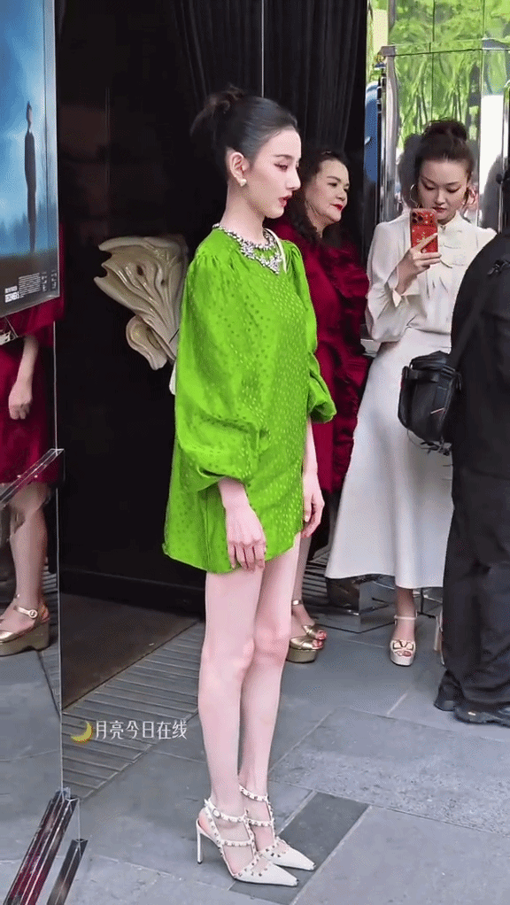 Mỹ nữ ph&aacute;t s&aacute;ng giữa đ&aacute;m đ&ocirc;ng v&igrave; l&agrave;n da qu&aacute; trắng: Chưa 1 lần mặc xấu trong đời, style dễ d&agrave;ng copy paste- Ảnh 1.