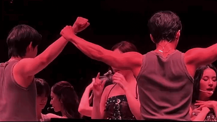 Mang s&aacute;ch vở học ngay mỹ nh&acirc;n n&agrave;y: H&aacute;t nhảy h&ugrave;ng hục vẫn lấy hơi si&ecirc;u kh&eacute;o, thở th&ocirc;i m&agrave; cũng đẹp - Ảnh 1.