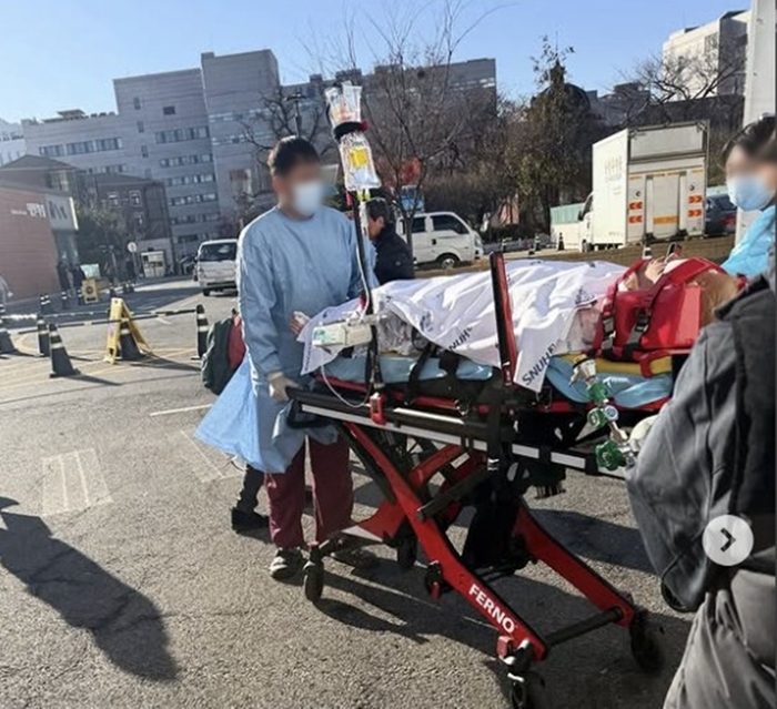 Hiện trường g&acirc;y sốc vụ nam ca sĩ rơi từ s&acirc;n thượng tầng 3 xuống đất- Ảnh 1.