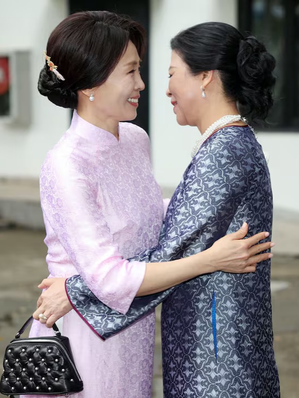 C&acirc;u chuyện đẹp về chiếc &aacute;o d&agrave;i mang hoạ tiết từng thất truyền của Phu nh&acirc;n Tổng B&iacute; thư, Chủ tịch nước T&ocirc; L&acirc;m- Ảnh 3.