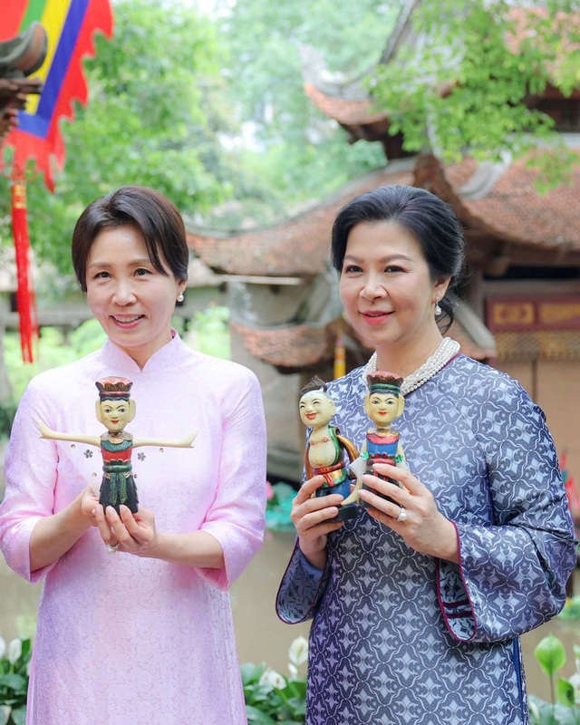 C&acirc;u chuyện đẹp về chiếc &aacute;o d&agrave;i mang hoạ tiết từng thất truyền của Phu nh&acirc;n Tổng B&iacute; thư, Chủ tịch nước T&ocirc; L&acirc;m- Ảnh 2.