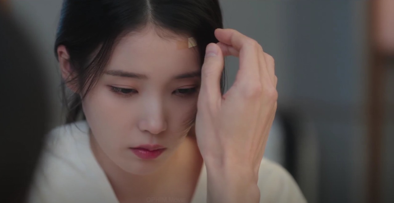 Perfect Crown tập 5: Byeon Woo Seok v&agrave; IU vừa y&ecirc;u vừa l&agrave;m tổn thương nhau, cảnh cuối xem m&agrave; ấm l&ograve;ng- Ảnh 4.