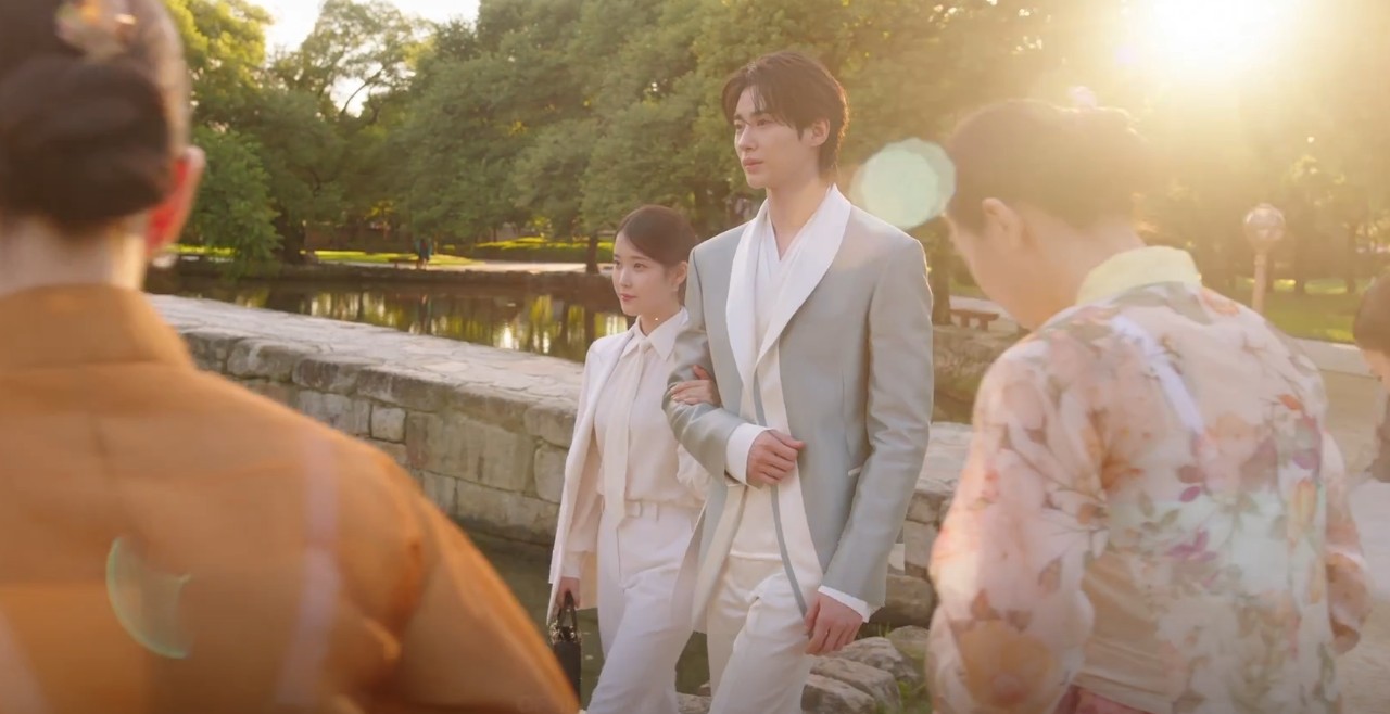 Perfect Crown tập 5: Byeon Woo Seok v&agrave; IU vừa y&ecirc;u vừa l&agrave;m tổn thương nhau, cảnh cuối xem m&agrave; ấm l&ograve;ng- Ảnh 8.