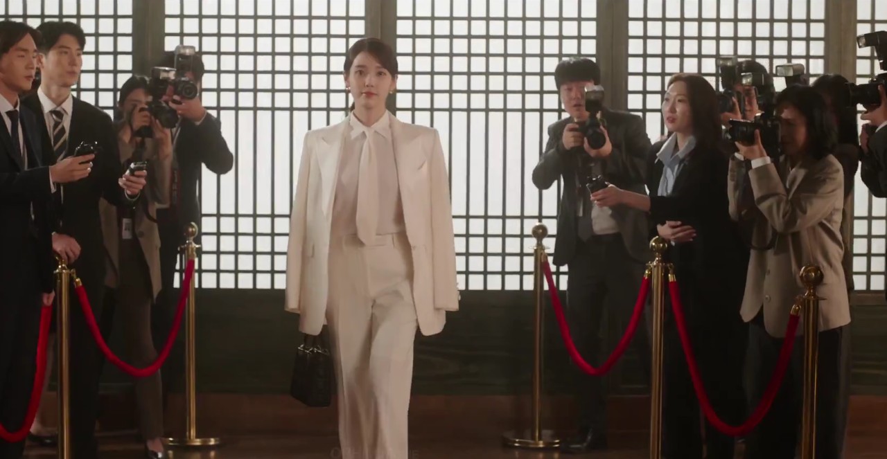 Perfect Crown tập 5: Byeon Woo Seok v&agrave; IU vừa y&ecirc;u vừa l&agrave;m tổn thương nhau, cảnh cuối xem m&agrave; ấm l&ograve;ng- Ảnh 6.