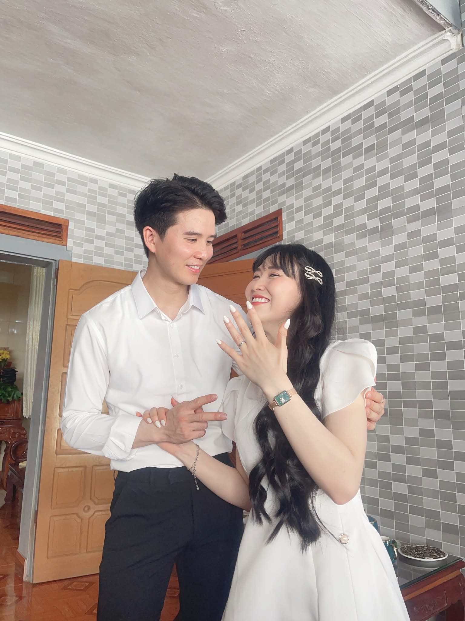 Y&ecirc;u sau 5 ng&agrave;y nhắn tin, lần đầu gặp l&agrave; lễ dạm ng&otilde;, cặp đ&ocirc;i H&agrave; Tĩnh:&nbsp; &ldquo;Bố mẹ sợ ch&uacute;ng m&igrave;nh ế, kh&ocirc;ng ai y&ecirc;u n&ecirc;n cứ giục&hellip;&rdquo; - Ảnh 2.