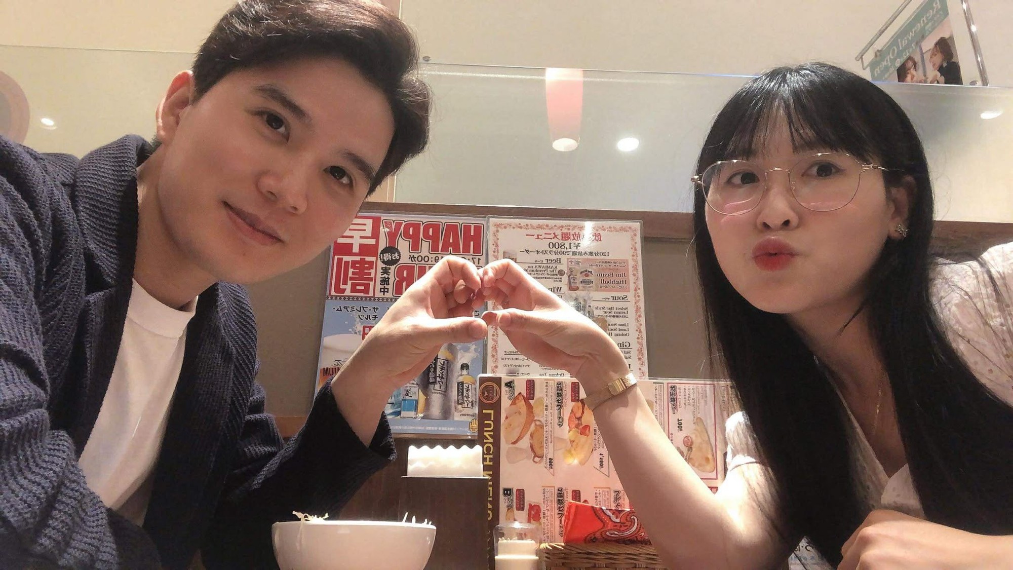 Y&ecirc;u sau 5 ng&agrave;y nhắn tin, lần đầu gặp l&agrave; lễ dạm ng&otilde;, cặp đ&ocirc;i H&agrave; Tĩnh:&nbsp; &ldquo;Bố mẹ sợ ch&uacute;ng m&igrave;nh ế, kh&ocirc;ng ai y&ecirc;u n&ecirc;n cứ giục&hellip;&rdquo; - Ảnh 1.