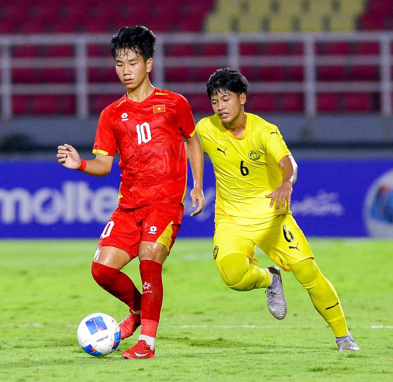 Truyền th&ocirc;ng Trung Quốc, Malaysia, Indonesia x&ocirc;n xao trước chức v&ocirc; địch kỷ lục của U17 Việt Nam- Ảnh 1.