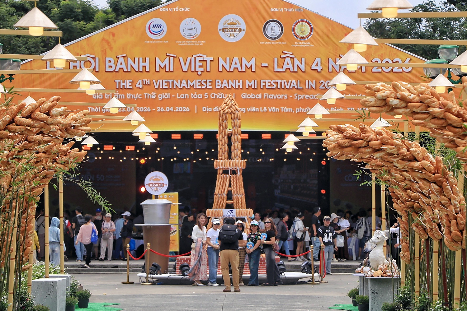 C&oacute; thể gặp cả th&agrave;nh phố ở Lễ hội B&aacute;nh m&igrave; Việt Nam h&ocirc;m nay, kh&aacute;ch ng&oacute; lơ mọi gian h&agrave;ng chỉ để chen ch&acirc;n mua một ổ Huynh Hoa  - Ảnh 1.