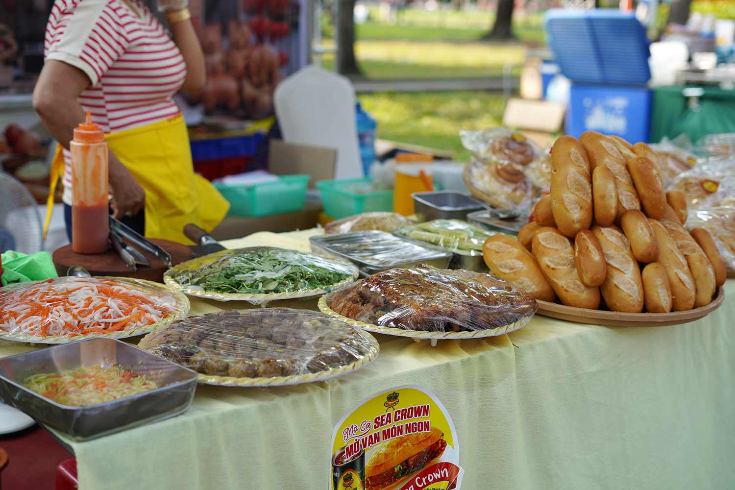 C&oacute; thể gặp cả th&agrave;nh phố ở Lễ hội B&aacute;nh m&igrave; Việt Nam h&ocirc;m nay, kh&aacute;ch ng&oacute; lơ mọi gian h&agrave;ng chỉ để chen ch&acirc;n mua một ổ Huynh Hoa  - Ảnh 24.