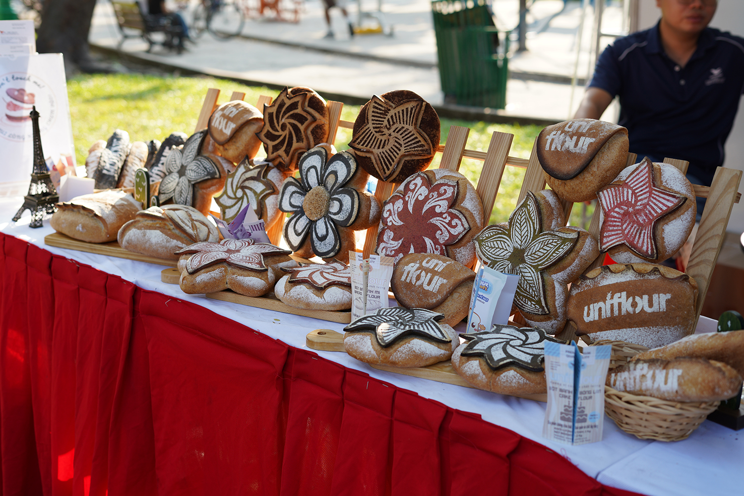 C&oacute; thể gặp cả th&agrave;nh phố ở Lễ hội B&aacute;nh m&igrave; Việt Nam h&ocirc;m nay, kh&aacute;ch ng&oacute; lơ mọi gian h&agrave;ng chỉ để chen ch&acirc;n mua một ổ Huynh Hoa  - Ảnh 9.