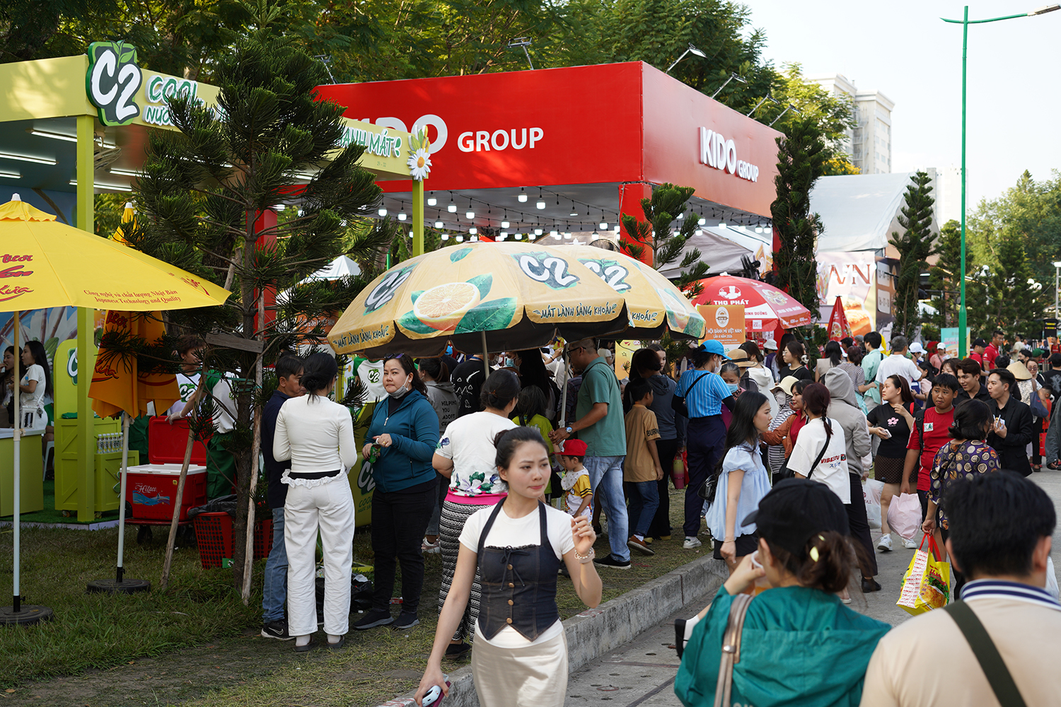 C&oacute; thể gặp cả th&agrave;nh phố ở Lễ hội B&aacute;nh m&igrave; Việt Nam h&ocirc;m nay, kh&aacute;ch ng&oacute; lơ mọi gian h&agrave;ng chỉ để chen ch&acirc;n mua một ổ Huynh Hoa  - Ảnh 10.