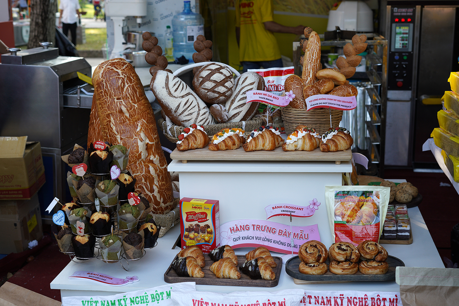 C&oacute; thể gặp cả th&agrave;nh phố ở Lễ hội B&aacute;nh m&igrave; Việt Nam h&ocirc;m nay, kh&aacute;ch ng&oacute; lơ mọi gian h&agrave;ng chỉ để chen ch&acirc;n mua một ổ Huynh Hoa  - Ảnh 8.