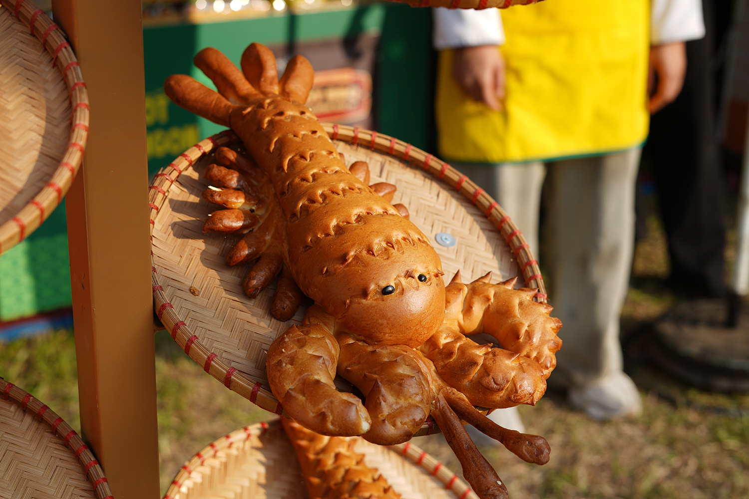 C&oacute; thể gặp cả th&agrave;nh phố ở Lễ hội B&aacute;nh m&igrave; Việt Nam h&ocirc;m nay, kh&aacute;ch ng&oacute; lơ mọi gian h&agrave;ng chỉ để chen ch&acirc;n mua một ổ Huynh Hoa  - Ảnh 7.