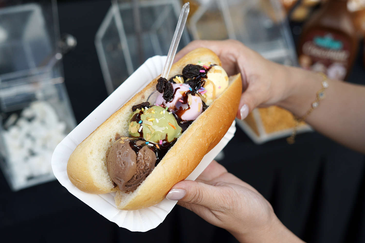 C&oacute; thể gặp cả th&agrave;nh phố ở Lễ hội B&aacute;nh m&igrave; Việt Nam h&ocirc;m nay, kh&aacute;ch ng&oacute; lơ mọi gian h&agrave;ng chỉ để chen ch&acirc;n mua một ổ Huynh Hoa  - Ảnh 14.