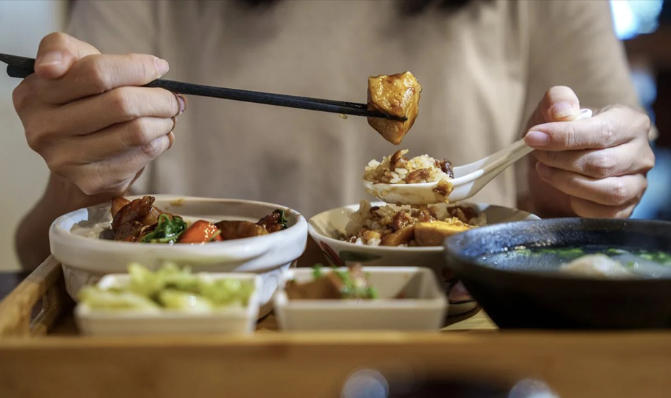 4 việc "cho th&ecirc;m tiền" cũng đừng l&agrave;m ngay sau khi ăn, nhiều người lại tưởng tốt l&agrave;m mỗi ng&agrave;y- Ảnh 1.