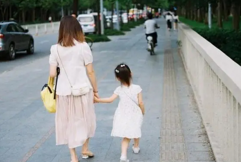 Gi&agrave; rồi t&ocirc;i mới nhận ra: Đừng bao giờ thể hiện 4 h&agrave;nh vi n&agrave;y trước mặt con c&aacute;i!- Ảnh 1.