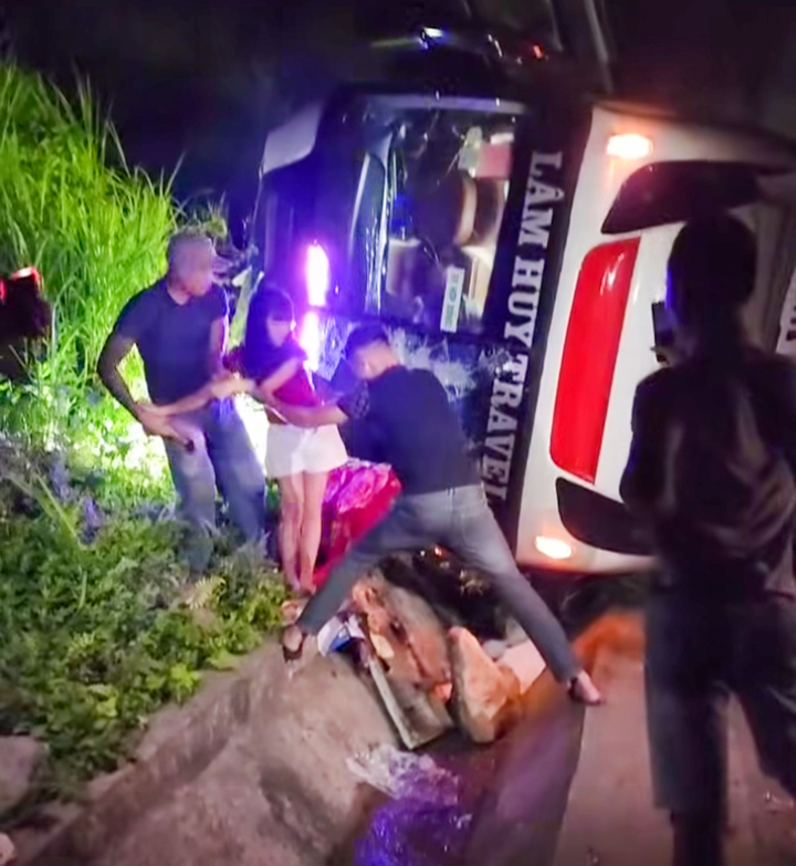 Xe kh&aacute;ch chở hơn 40 người lật nghi&ecirc;ng khi xuống dốc ở L&agrave;o Cai- Ảnh 2.