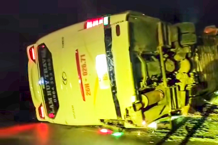 Xe kh&aacute;ch chở hơn 40 người lật nghi&ecirc;ng khi xuống dốc ở L&agrave;o Cai- Ảnh 1.