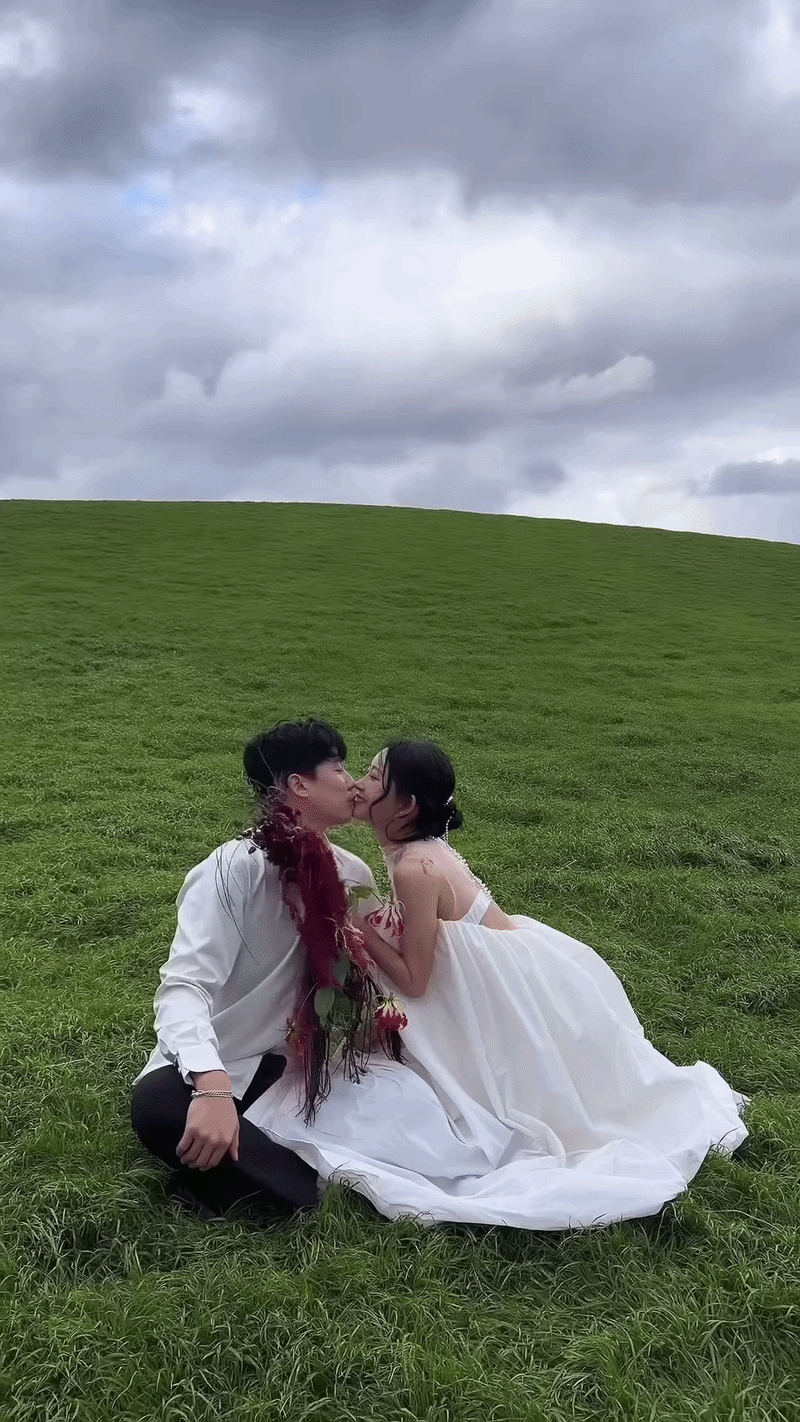 Cặp đ&ocirc;i g&acirc;y nhức nhối nhất showbiz tung ảnh cưới kh&ocirc;ng giống ai, c&ocirc; d&acirc;u khoe lưng trần chiếm spotlight- Ảnh 4.