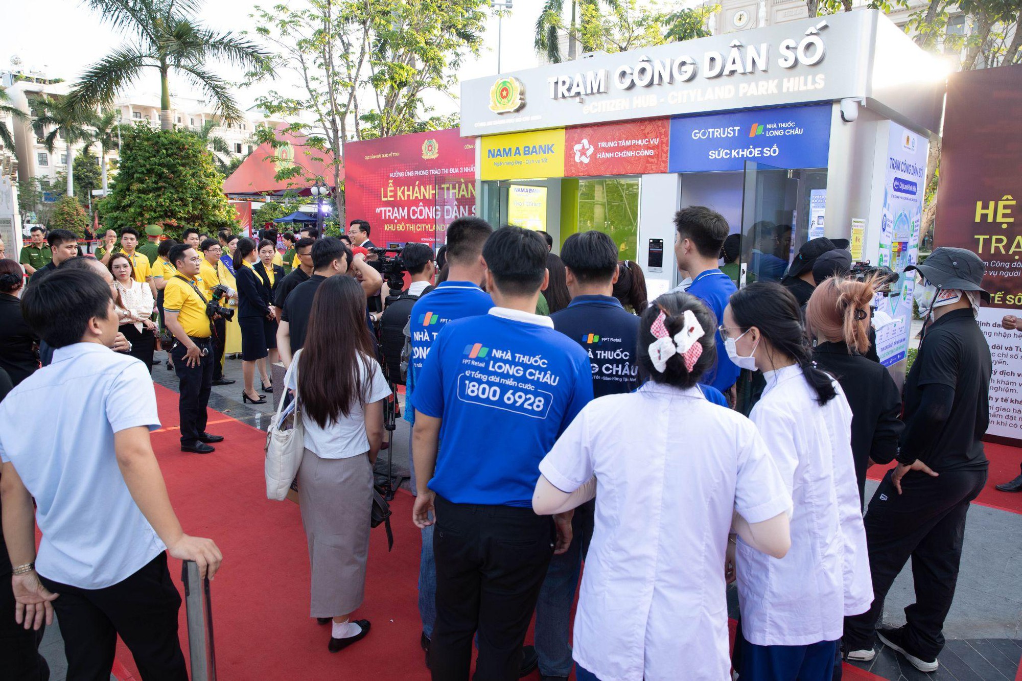 Loạt tiện &iacute;ch th&ocirc;ng minh lại c&ograve;n miễn ph&iacute; tại Trạm C&ocirc;ng d&acirc;n số khiến người d&acirc;n TP.HCM th&iacute;ch m&ecirc; - Ảnh 1.