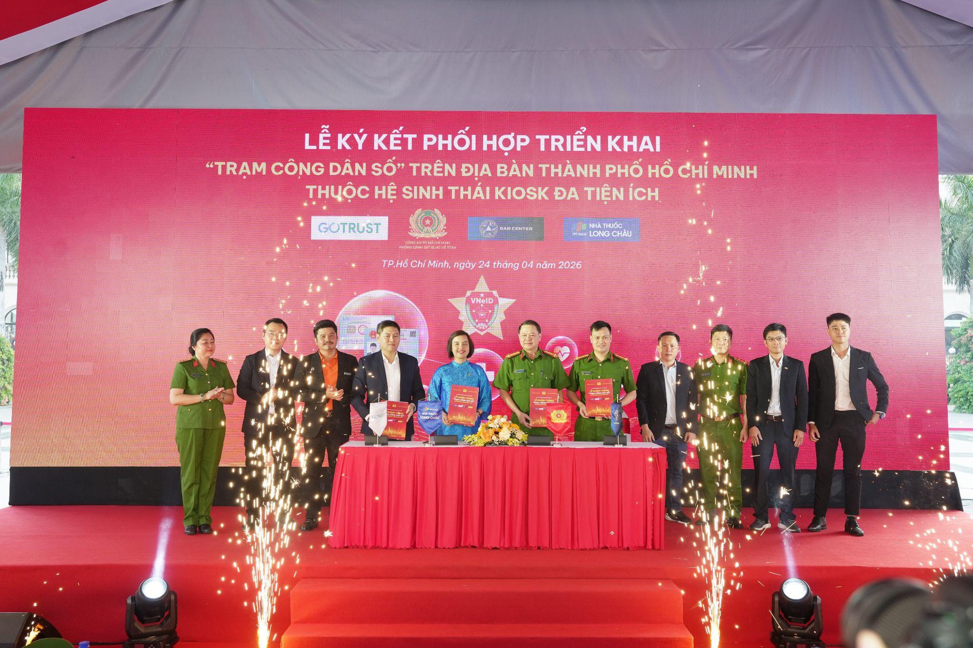 Loạt tiện &iacute;ch th&ocirc;ng minh lại c&ograve;n miễn ph&iacute; tại Trạm C&ocirc;ng d&acirc;n số khiến người d&acirc;n TP.HCM th&iacute;ch m&ecirc; - Ảnh 2.