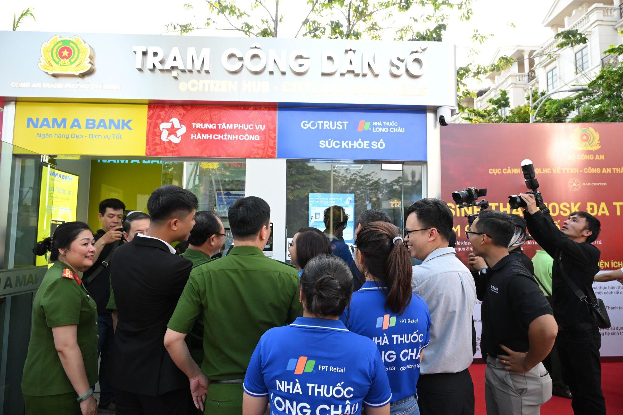 Loạt tiện &iacute;ch th&ocirc;ng minh lại c&ograve;n miễn ph&iacute; tại Trạm C&ocirc;ng d&acirc;n số khiến người d&acirc;n TP.HCM th&iacute;ch m&ecirc; - Ảnh 12.