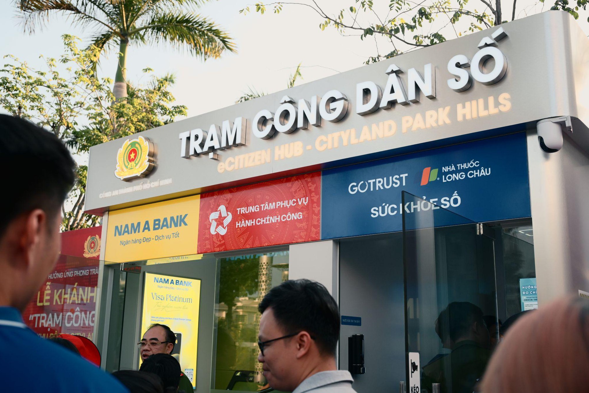 Loạt tiện &iacute;ch th&ocirc;ng minh lại c&ograve;n miễn ph&iacute; tại Trạm C&ocirc;ng d&acirc;n số khiến người d&acirc;n TP.HCM th&iacute;ch m&ecirc; - Ảnh 3.