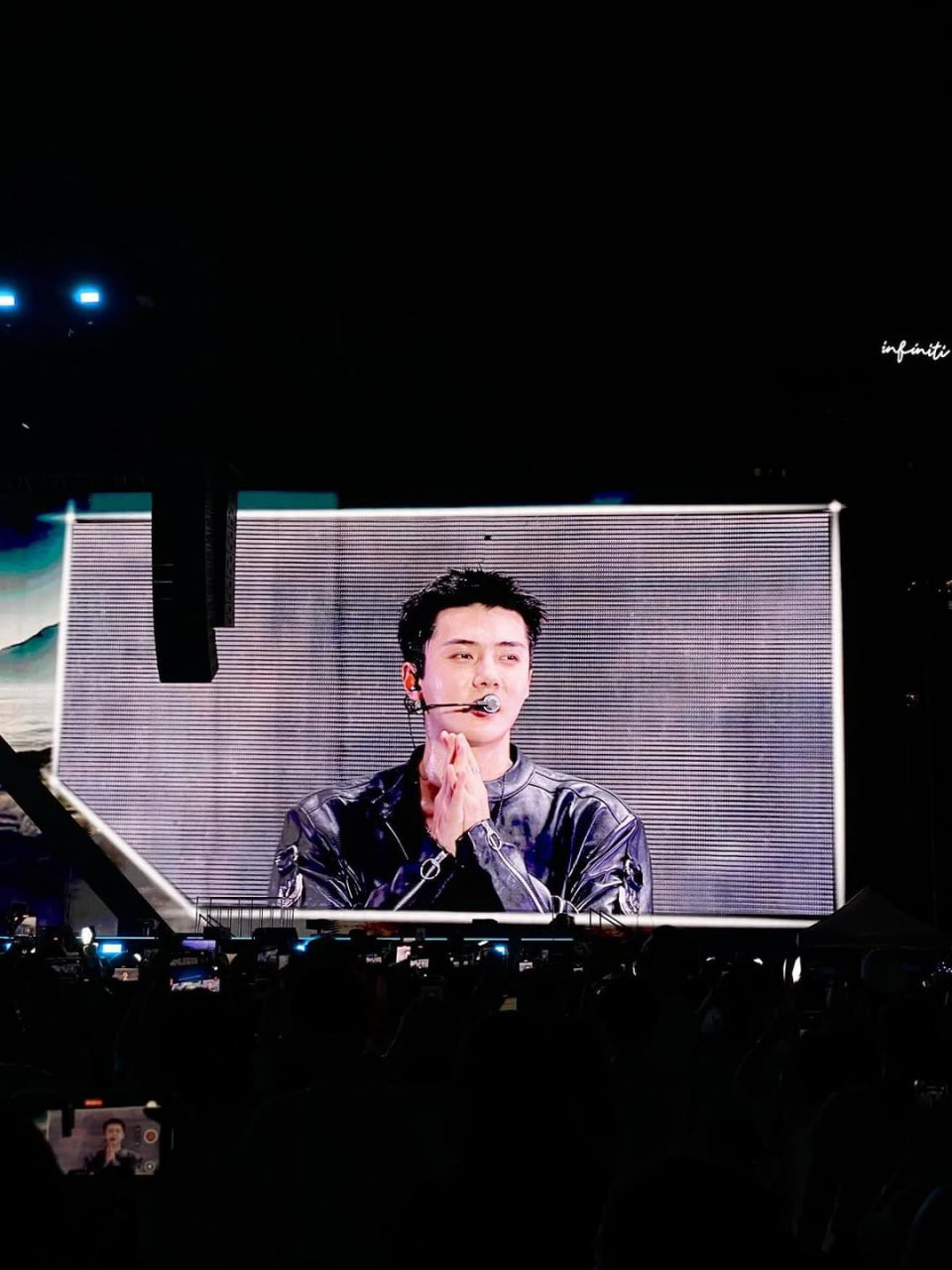 EXO c&ugrave;ng chục ngh&igrave;n người h&aacute;t See T&igrave;nh, 1 nam thần t&aacute;i hiện khoảnh khắc 10 năm thần th&aacute;nb ở Việt Nam khiến d&acirc;n t&igrave;nh &ldquo;luỵ&rdquo;- Ảnh 4.